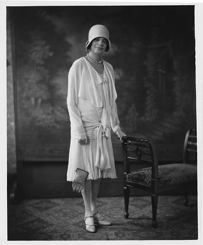 Vintage photo -women in 1920s clothing